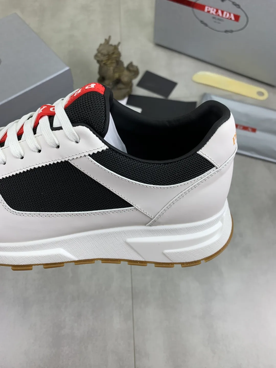 Men's shoes 💰P560💰[New model] The top version is available on the official website, 🆘 The trendy brand (Prada) mainly promotes the popular model, avant-garde and versatile fashionable men's shoes, private version mold opening, cowhide surface splicing 1:1.. Stylish and simple, original imported cowhide lining cowhide feet; the atmosphere and personality are more fashionable, eye-catching and pursuing class. It will subvert the old idea and be a must-have for fashionistas with you! Must keep it for yourself! Tall and comfortable, large and low, high-end quality workmanship. The new high-end outsole on the official website. Size: 38-45. Available in 3️⃣ colors.